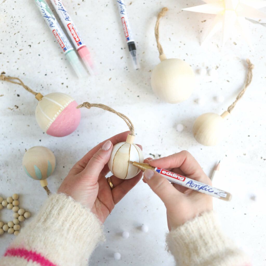 Holzkugeln mit edding Acrylmarker bemalen