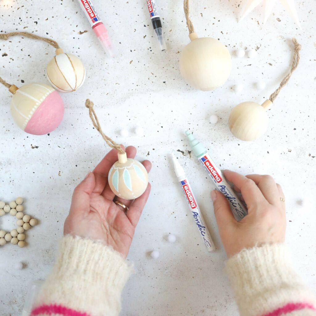 Weihnahtskugeln aus Holz mit Acrylmarkern bemalen