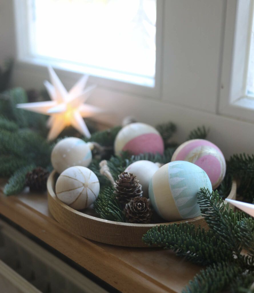 Fensterbilder im Winter und Weihnachtskugeln bemalen