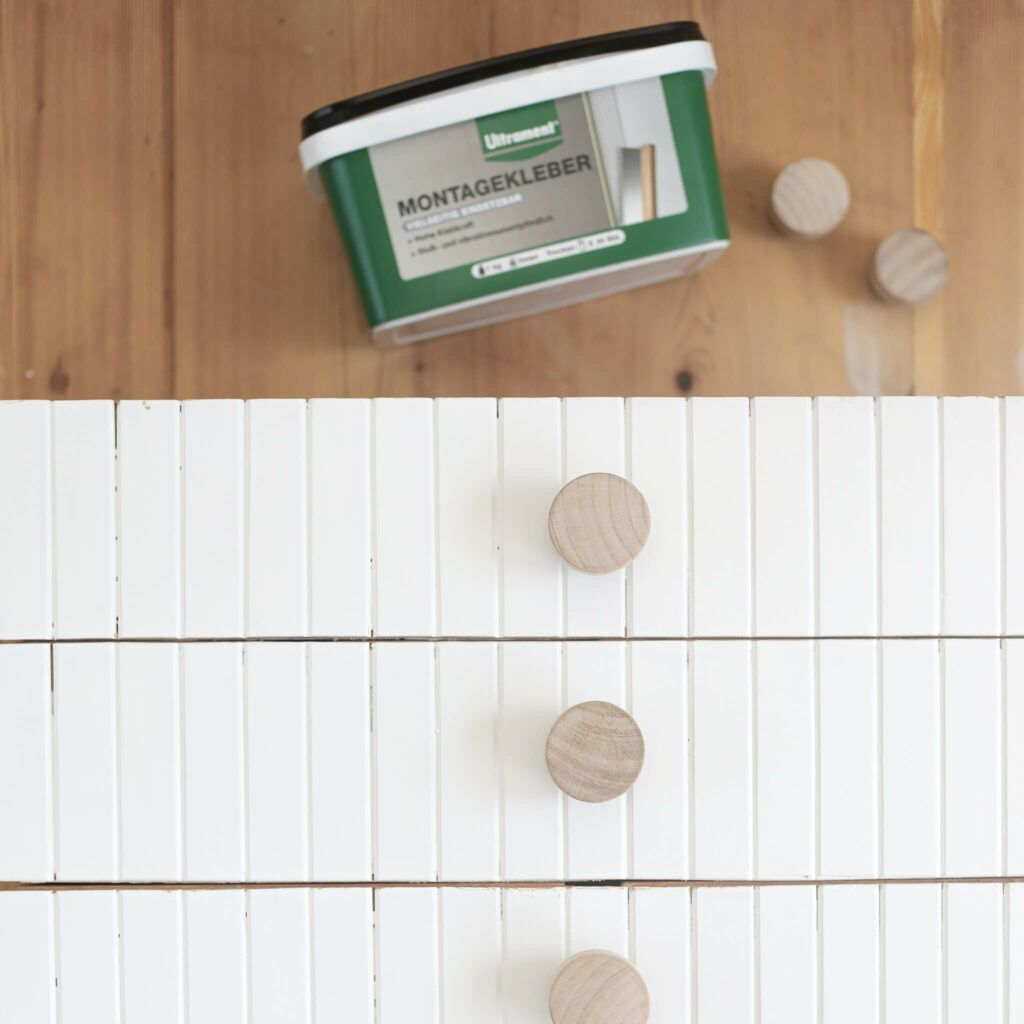 Griffe an Ikea Moppe Kommode mit Montagekleber kleben