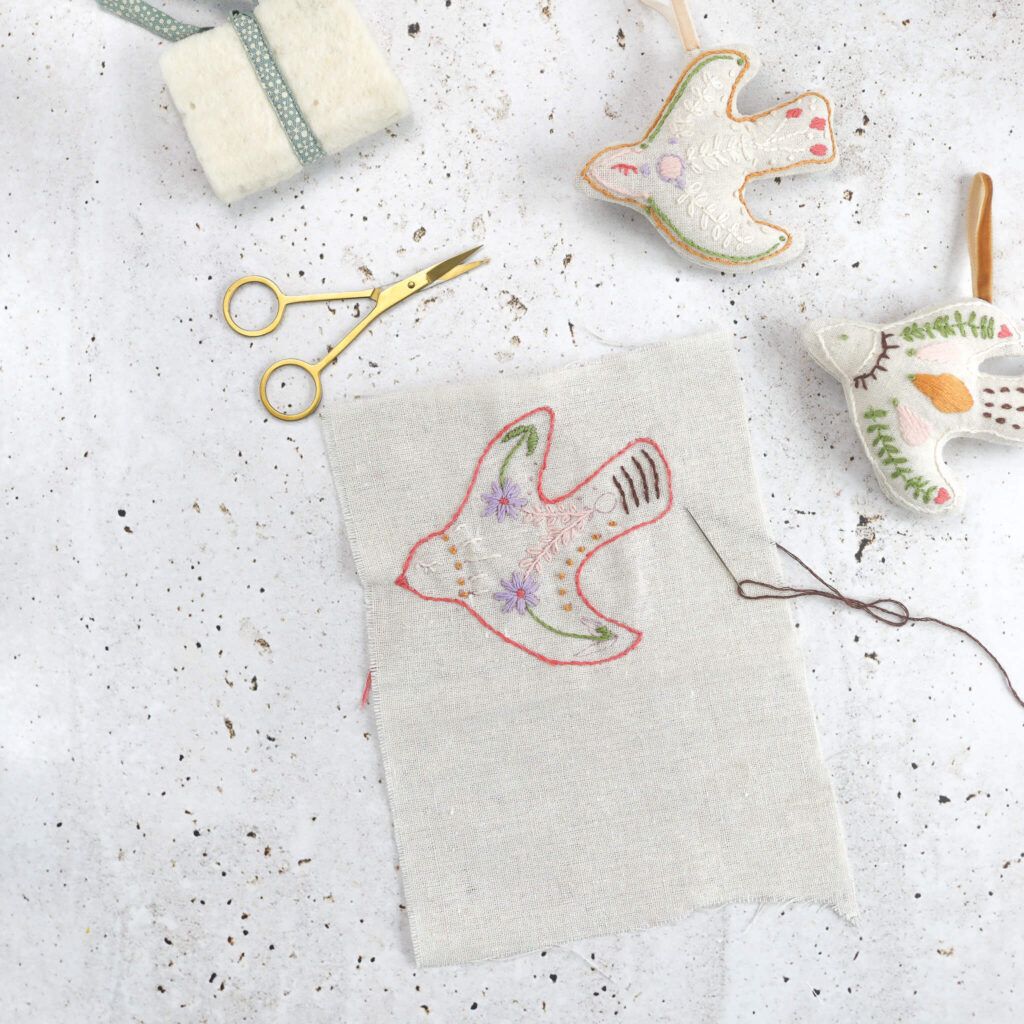 Muster auf Stoff sticken für Vogelanhänger