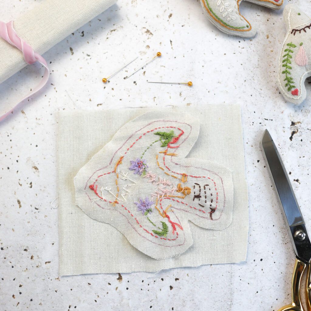 Stoffteile für Vogelanhänger zusammennähen