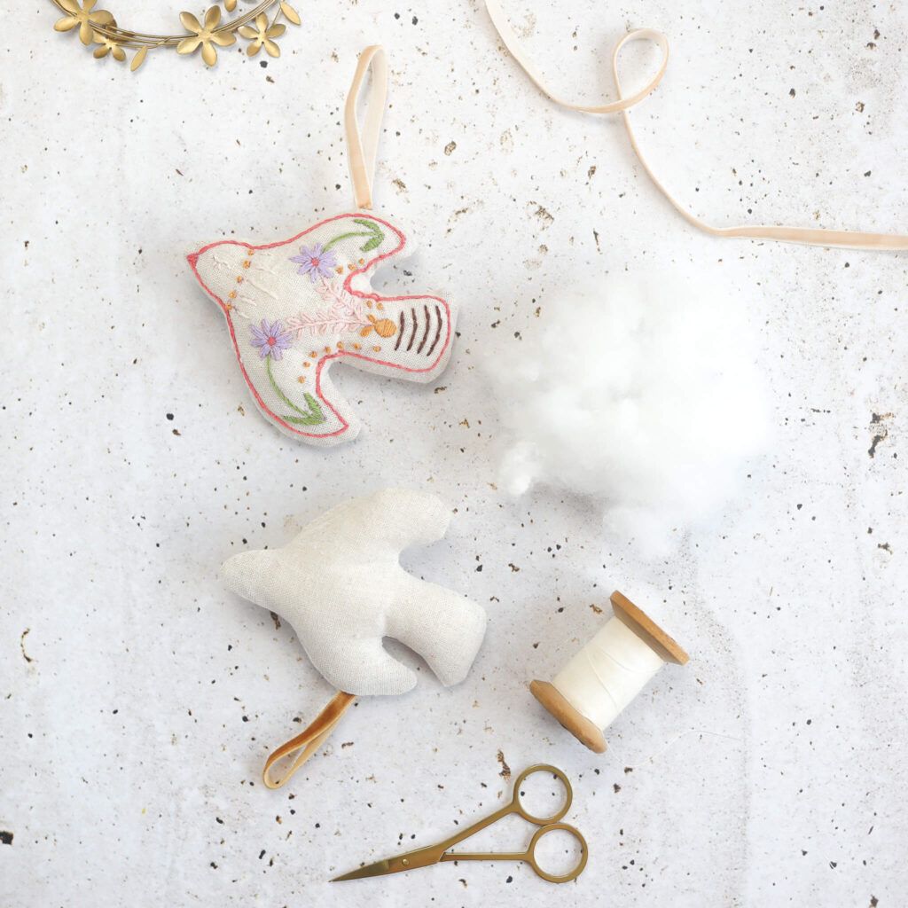 Vogelanhänger mit Füllwatte füllen