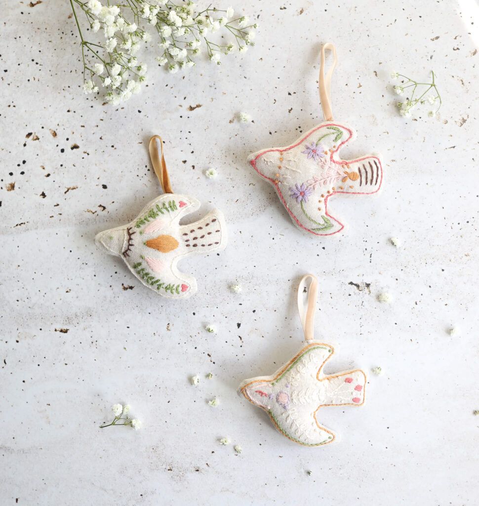 Vogelanhänger aus Stoff nähen und besticken