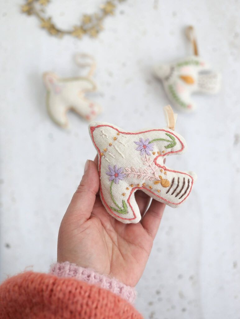 bestickter Vogel Anhänger aus Stoff