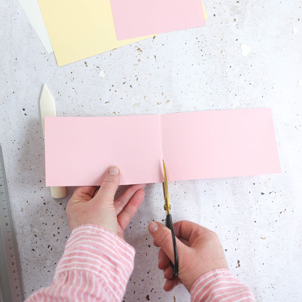 Papierstreifen für Papierhasen mittig teilen