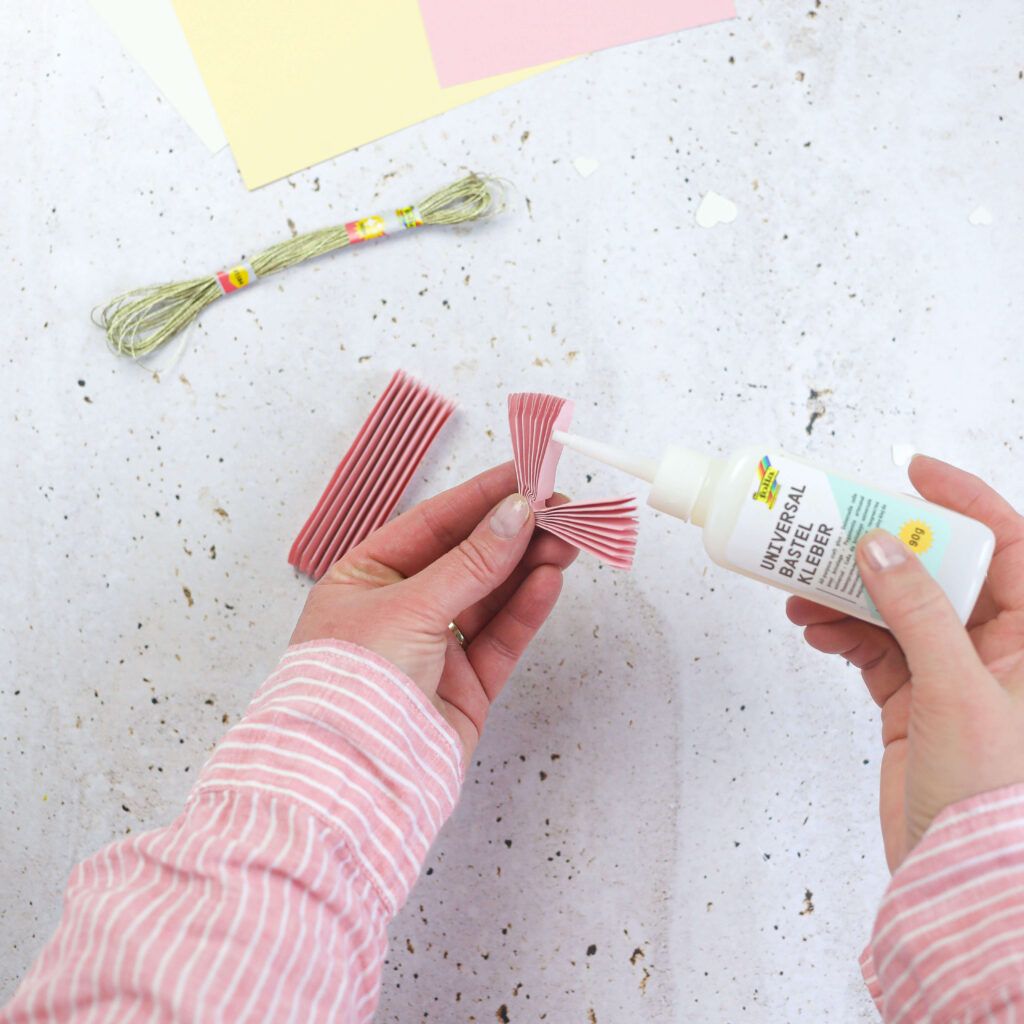 Rosettenhälften zusammenkleben