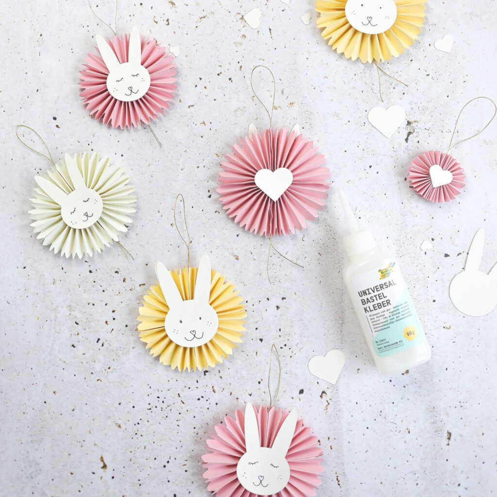 Häschengesichter auf die Rosetten kleben