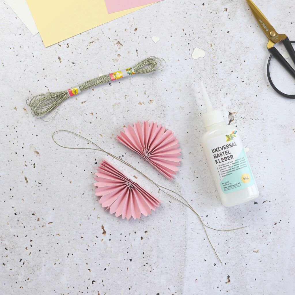 beide Rosettenhälften zusammenkleben