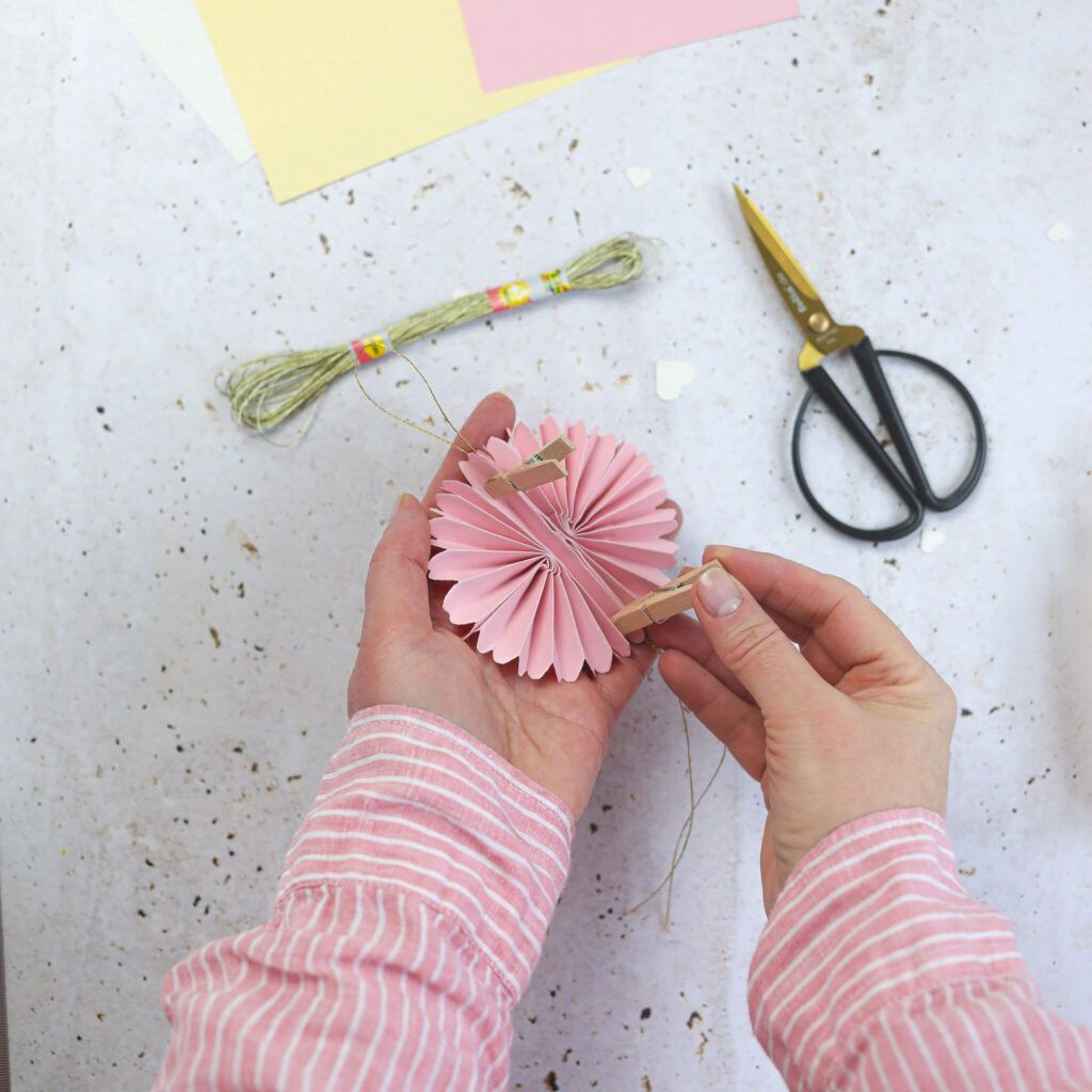 Rosettenhälften mit Klammern zusammenhalten