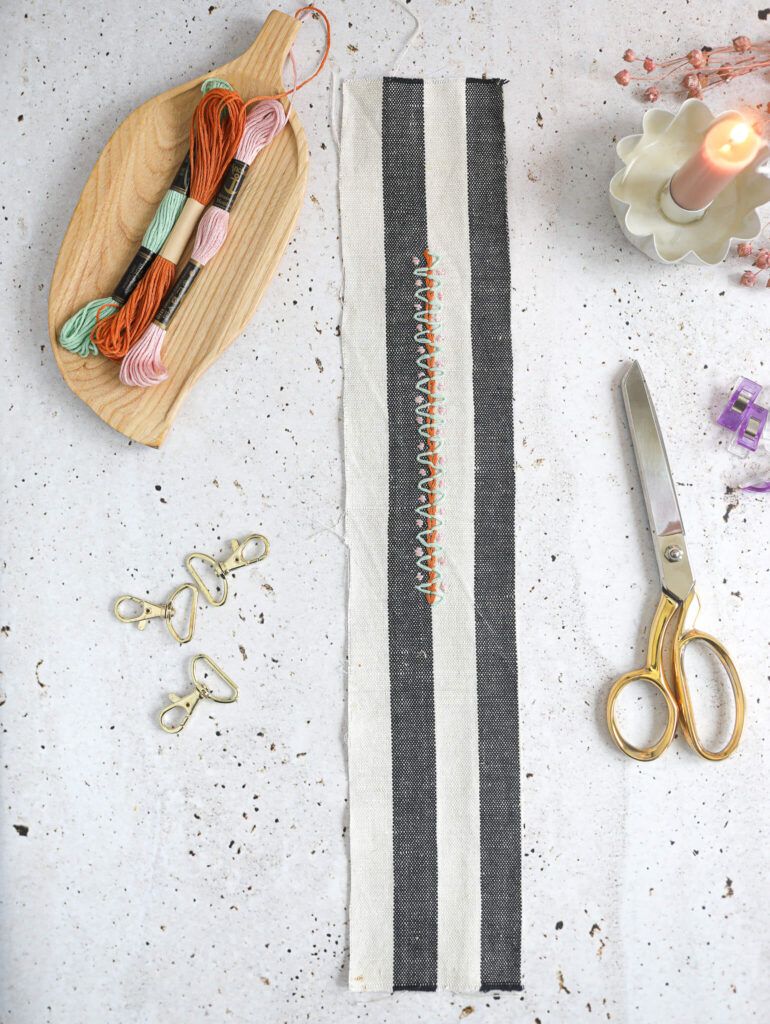 bestickter Schlüsselanhänger aus Stoff