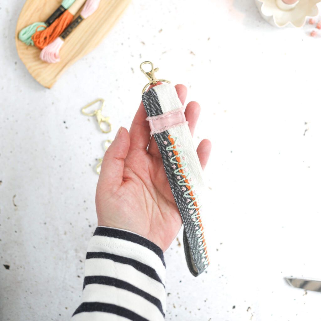 bestickter Schlüsselanhänger aus Stoff mit Anleitung
