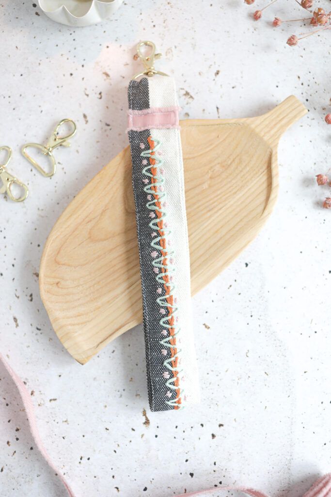 DIY bestickter Schlüsselanhänger aus Stoff nähen mit Anleitung