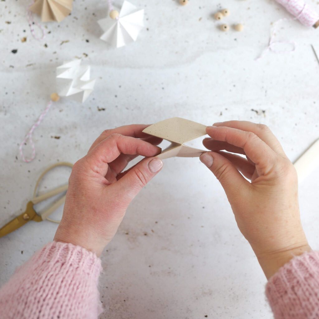 Papier zu einem Rechteck falten