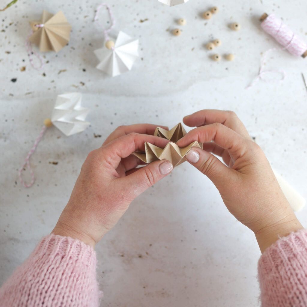 Origamiblume im Plissee Stil falten