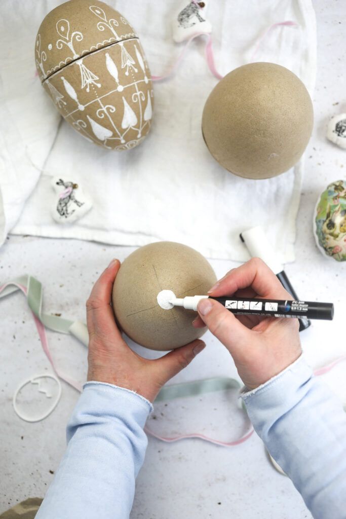Papp Osterei mit Motiven bemalen