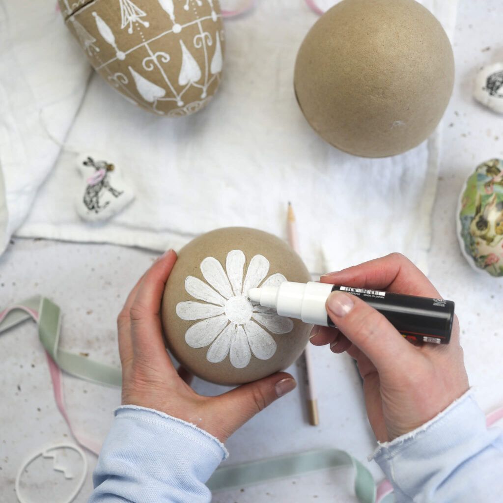 Papp Osterei mit Motiven bemalen