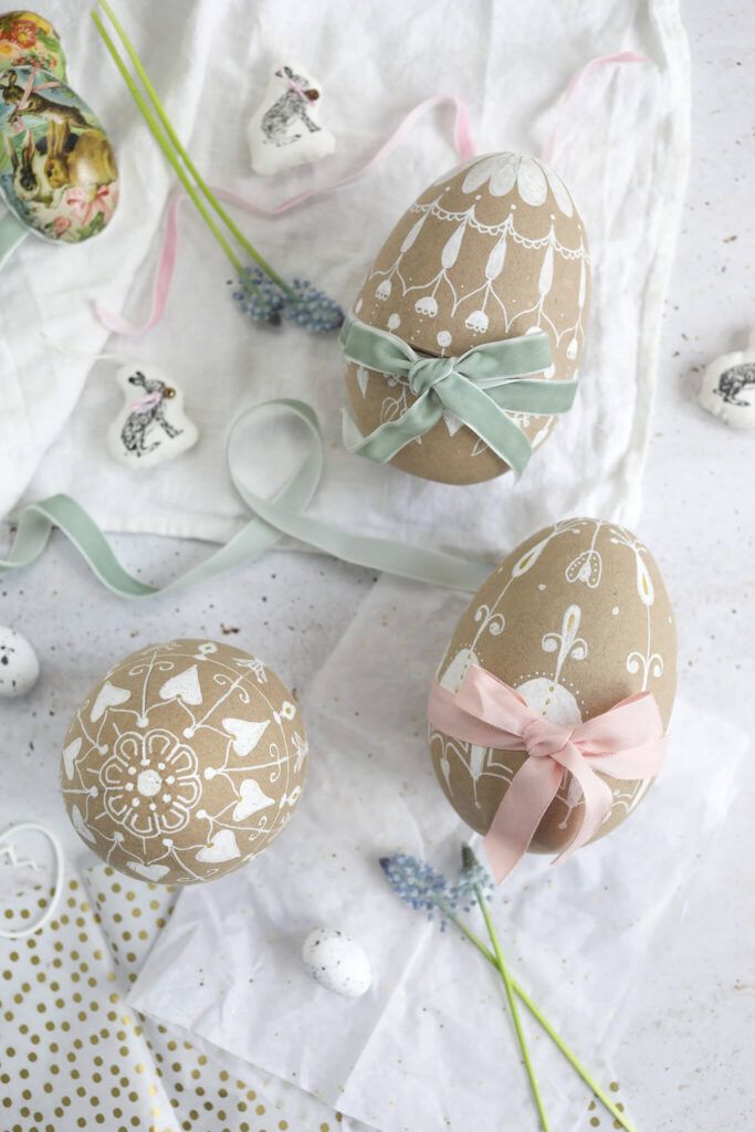 Osterei aus Pappe zum Befüllen mit Motiven bemalen