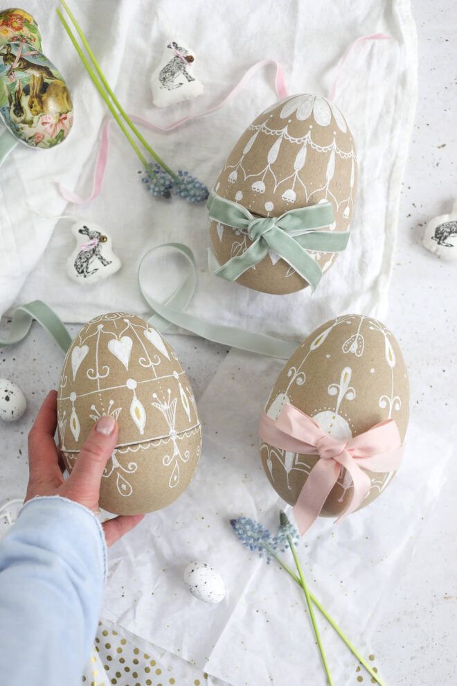 Papp Ostereier mit Motiven bemalen