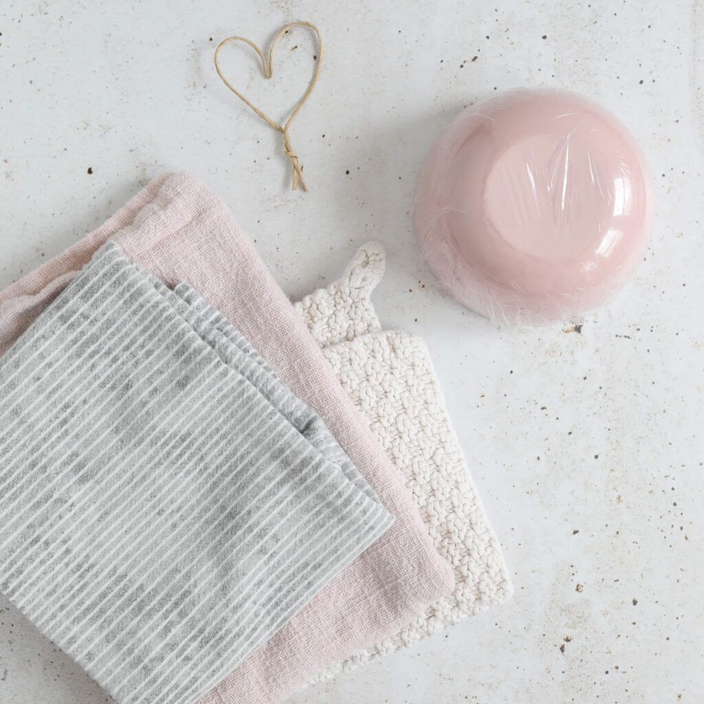 Schale mit Frischhaltefolie einwickeln