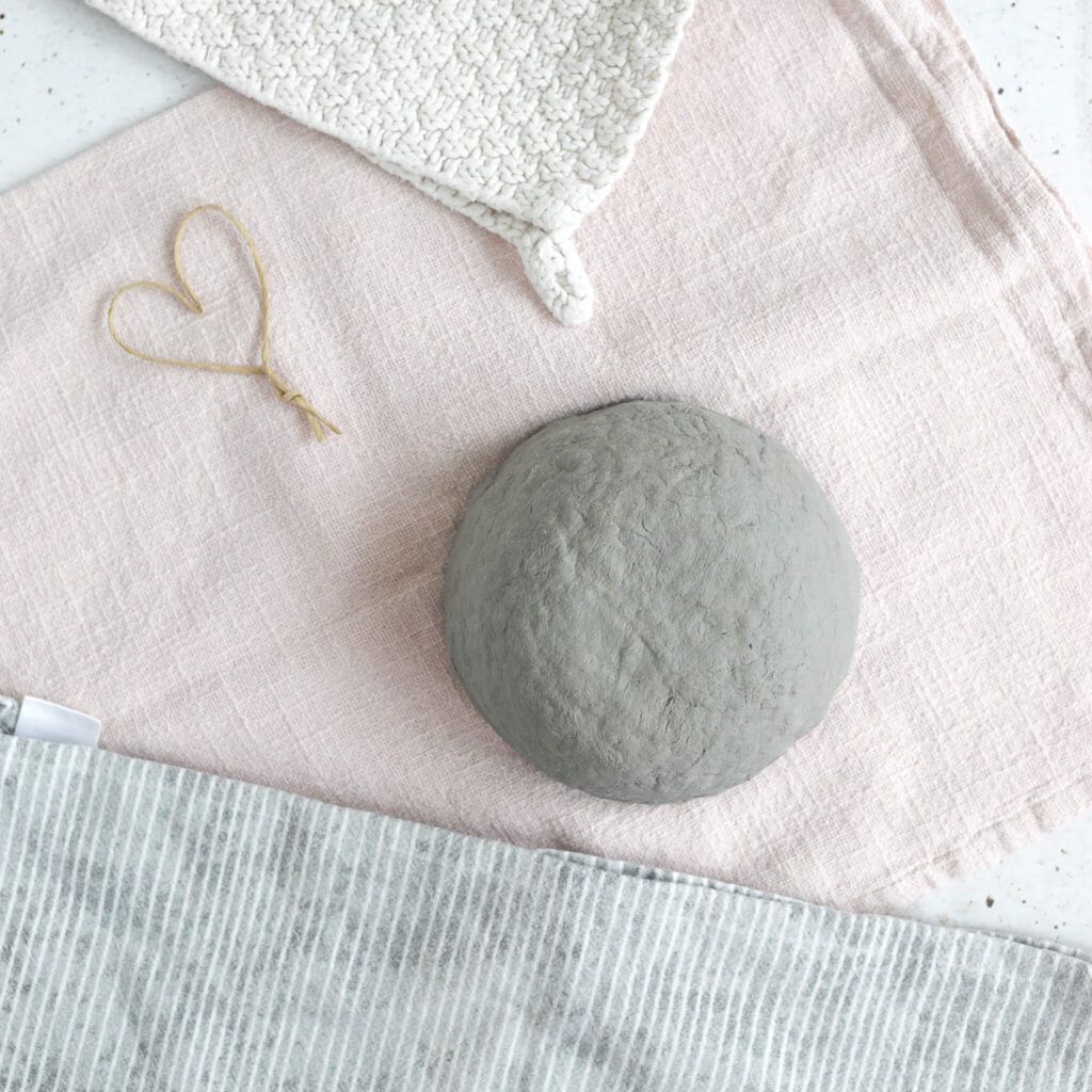 Pappmachémasse auf eine Schale geben 