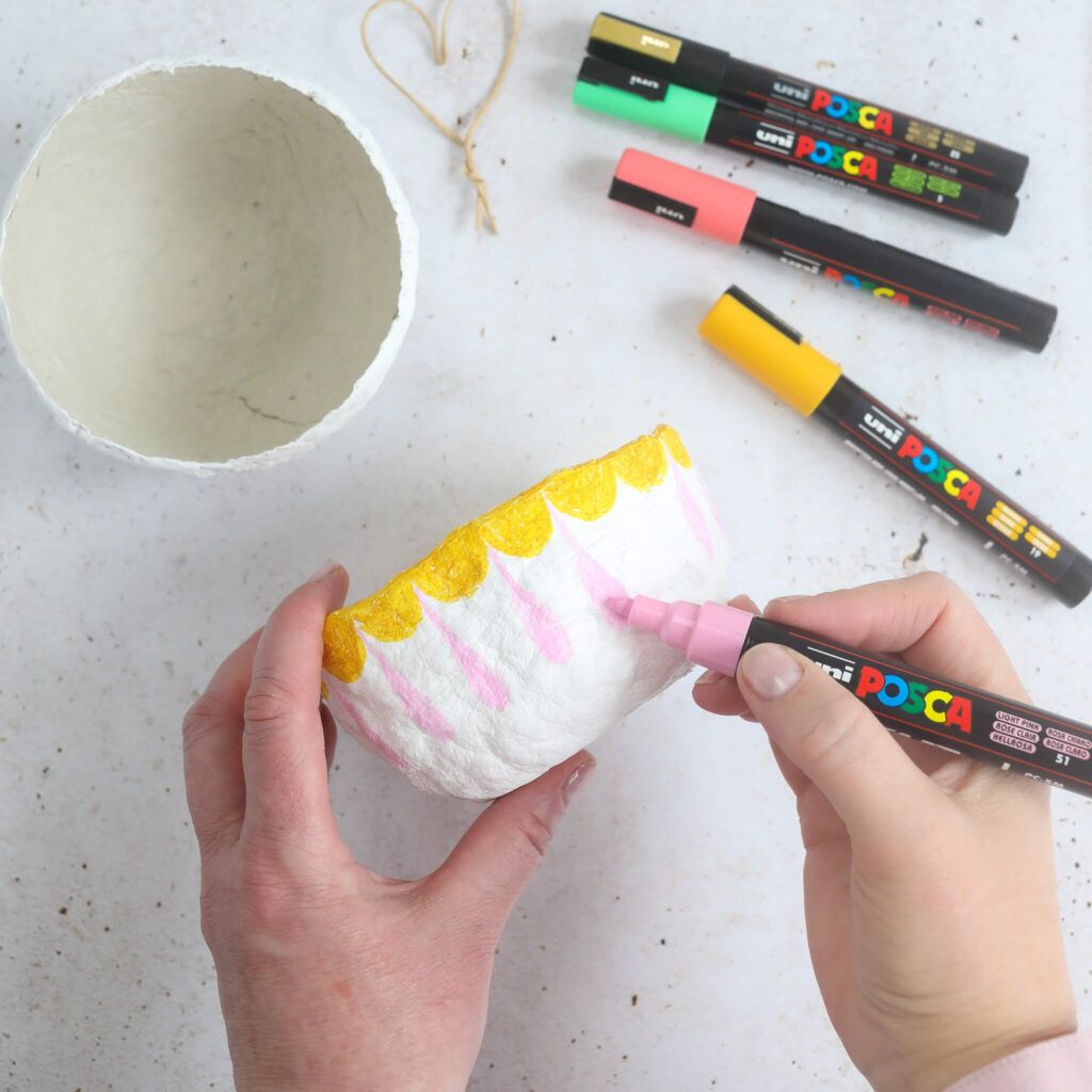 Osterkörbchen aus Pappmaché mit Markern bemalen