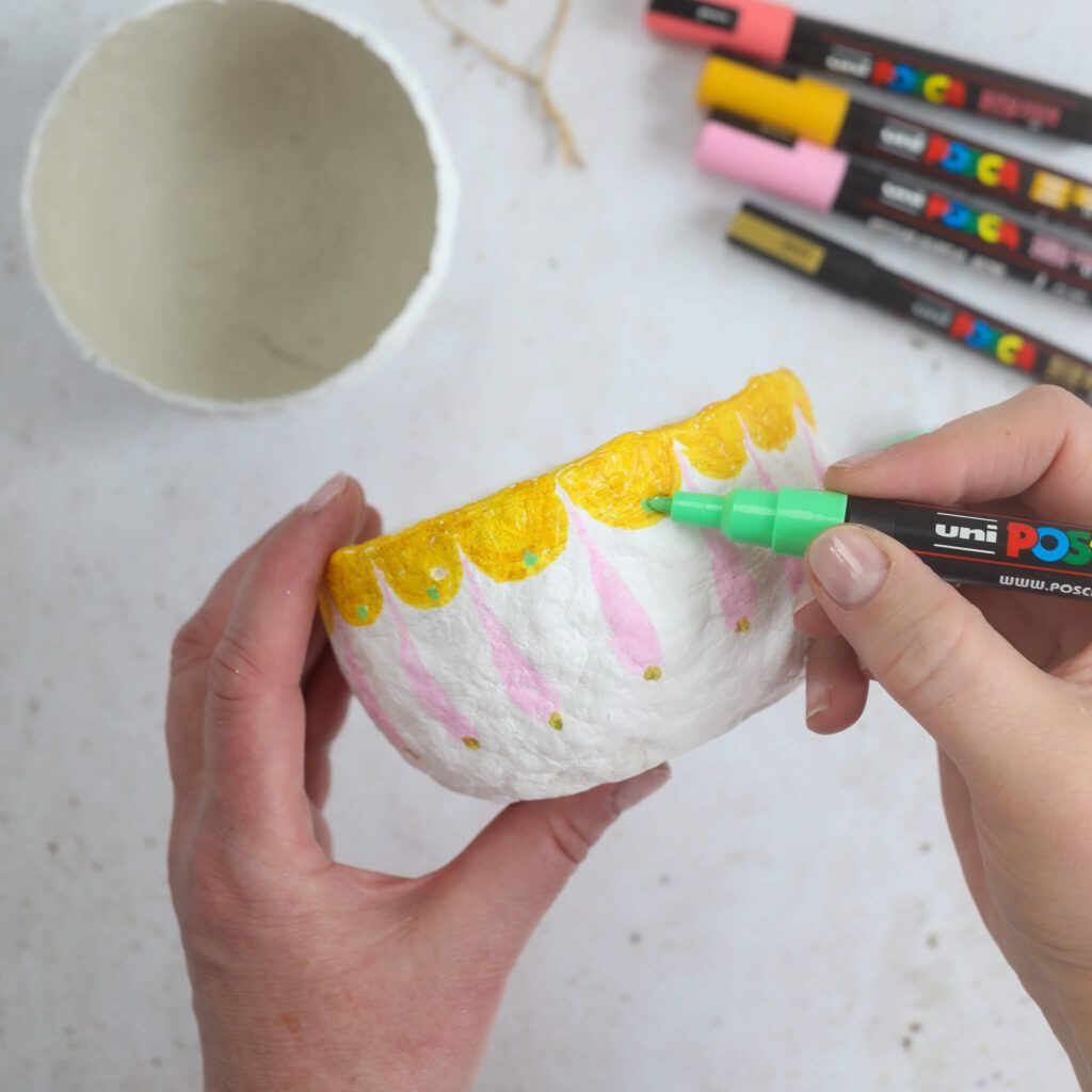 Osterkörbchen aus Pappmaché bemalen