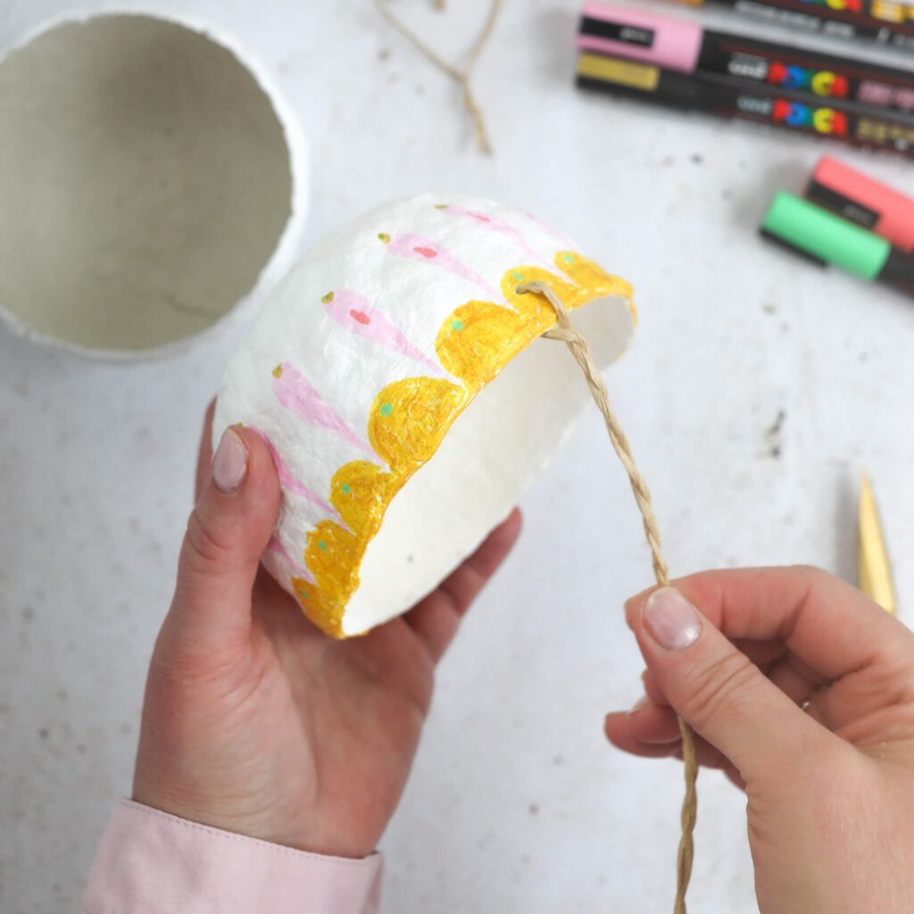 Band als Henkel durch die Schale ziehen