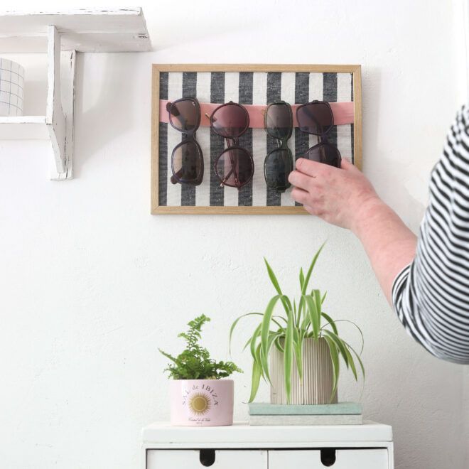DIY Brillen Wandhalterung im Bilderrahmen