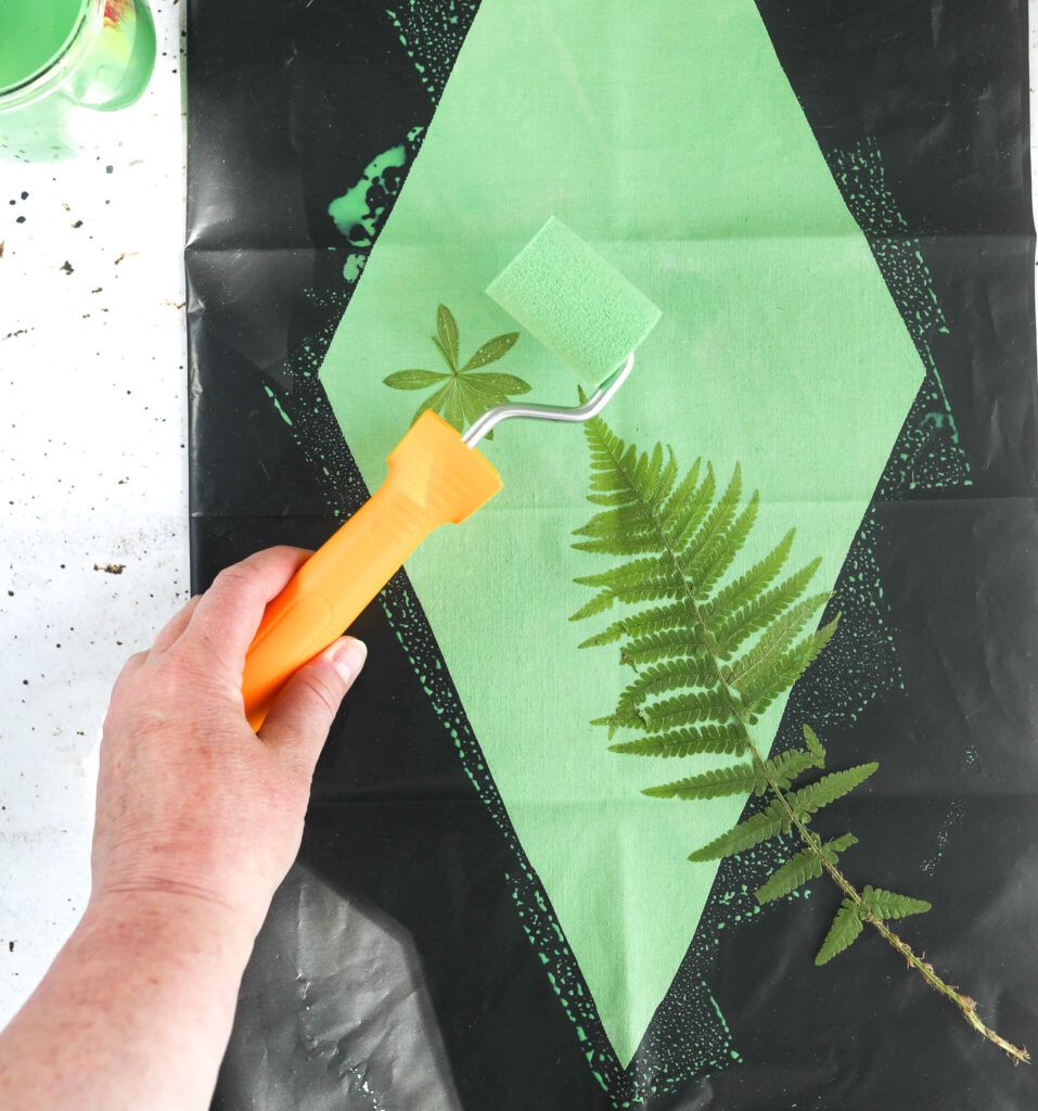 DIY Sonnendruck, Farbe mit einer Farbrolle auftragen