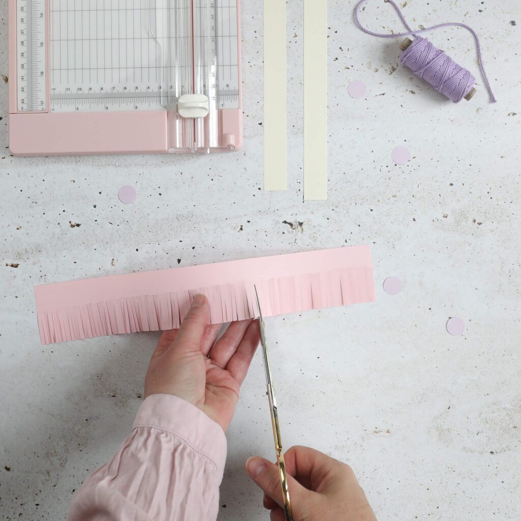 Fransen aus Papier schneiden für Papier Lampions