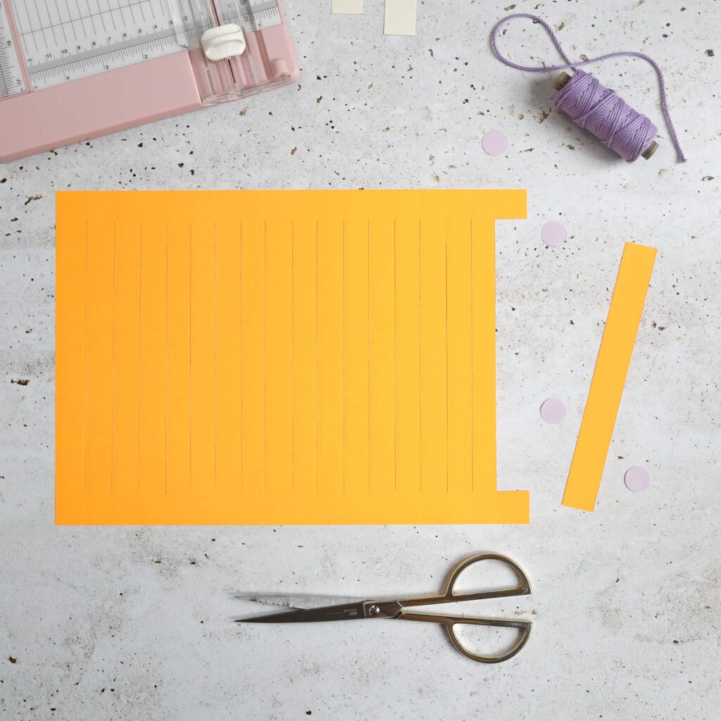 Papier zuschneiden für Papier Lampions