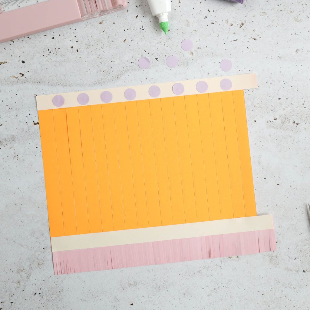 Fransen aus papier auf Lampion aufkleben