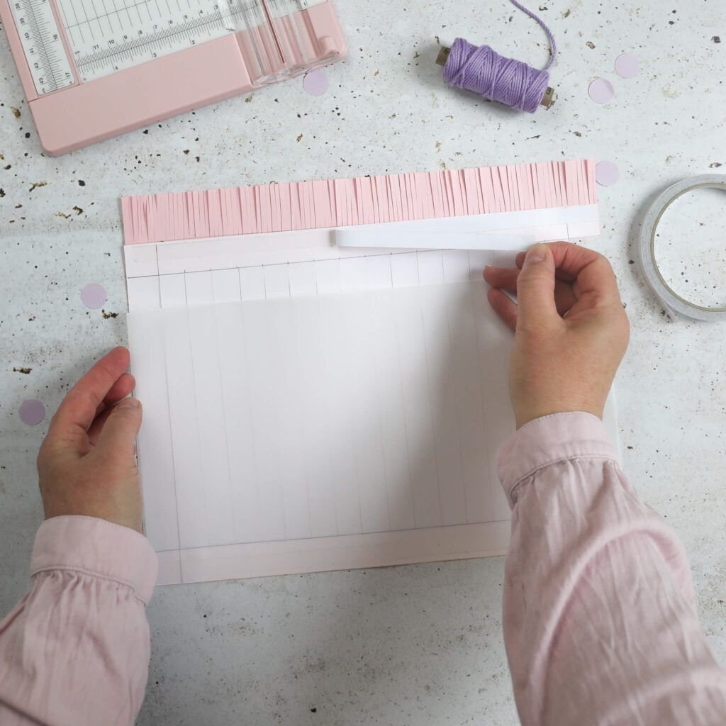 Transparentpapier aus Papier Lampions aufkleben