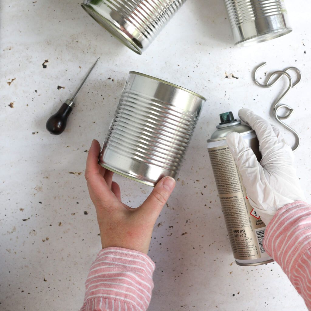 Upcycling Blechdosen mit Farbe besprühen
