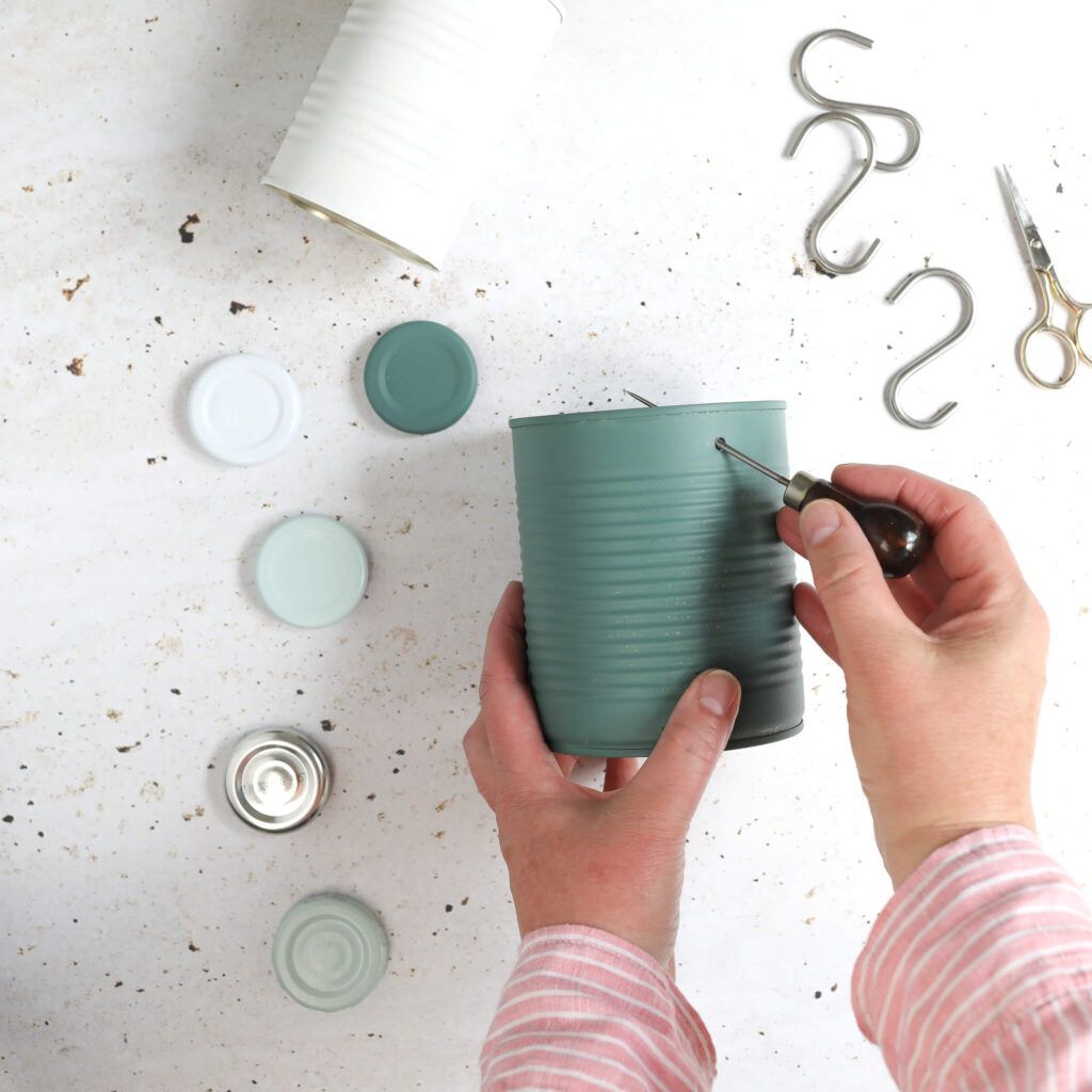 Loch in die Dose stechen für die Aufhängung