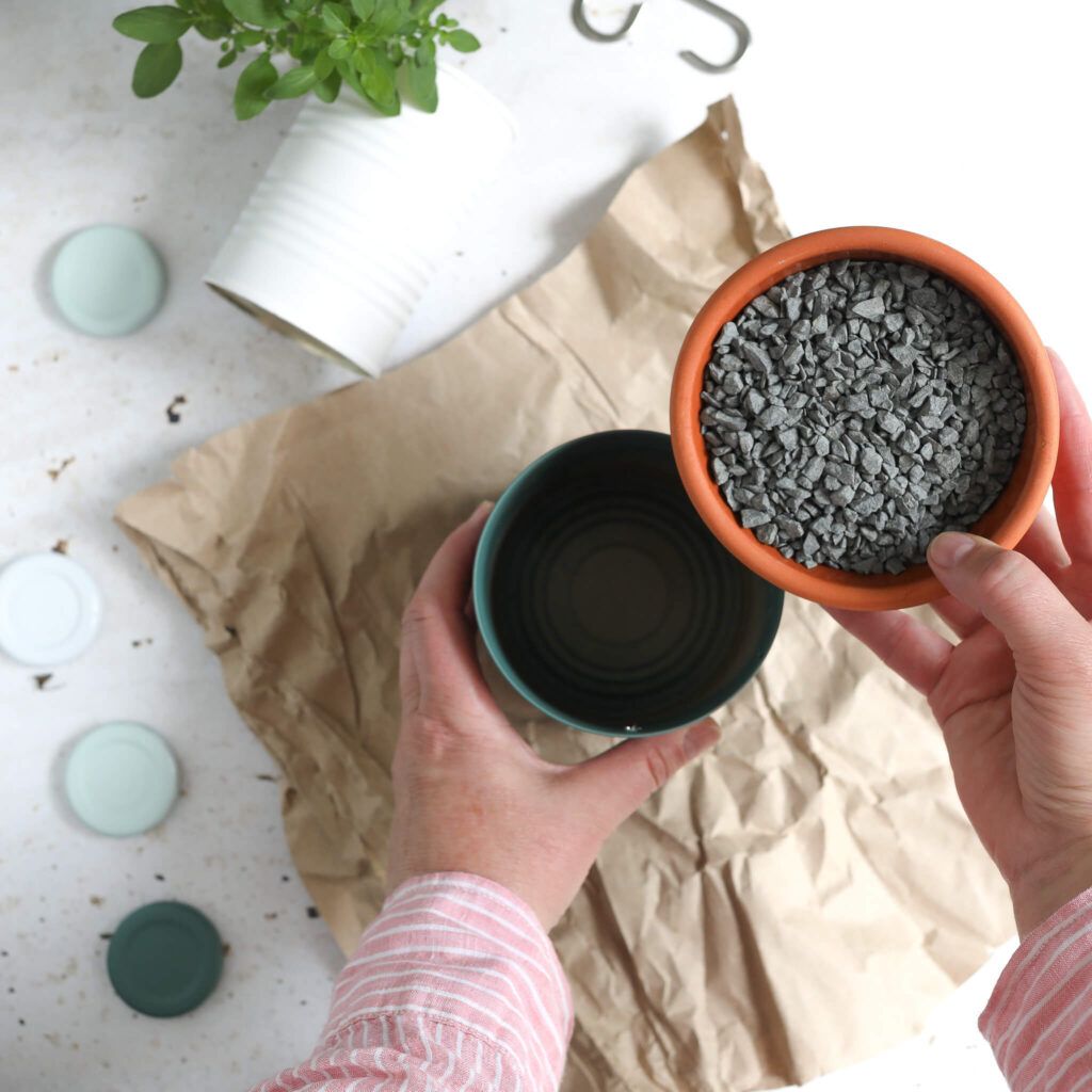 Drainageschicht in Pflanztöpfe geben