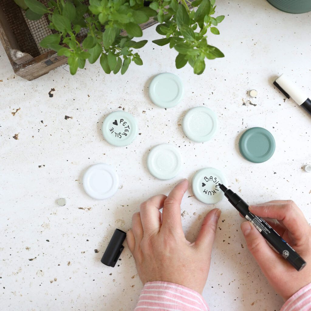 Deckel mit Pflanzennahmen beschriften.