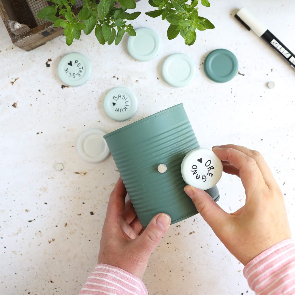 Deckel mit Magneten an die Dose heften.