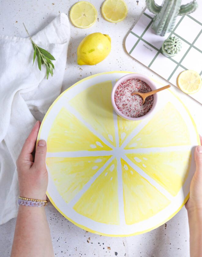 DIY Holztablett bemalen mit Zitronenmotiv