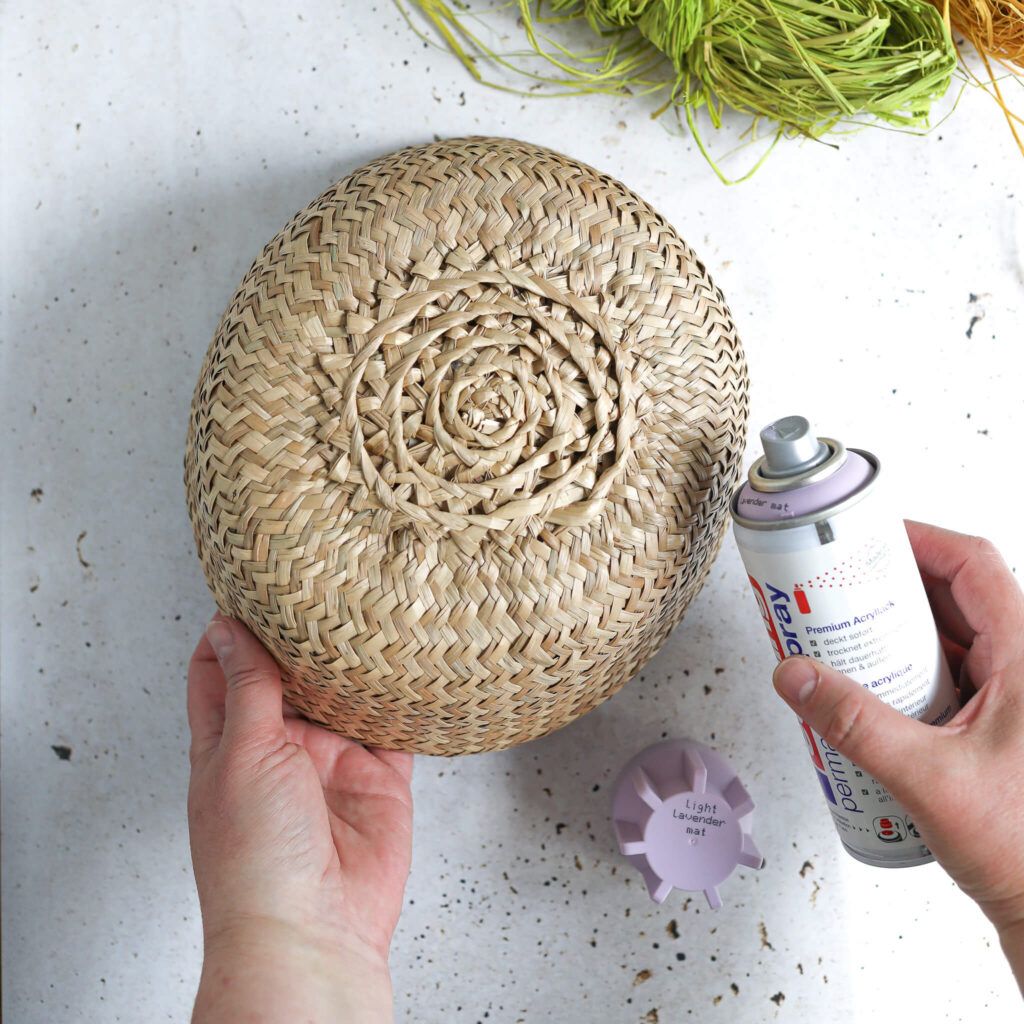 Seegraskorb mit Sprühlack einfärben
