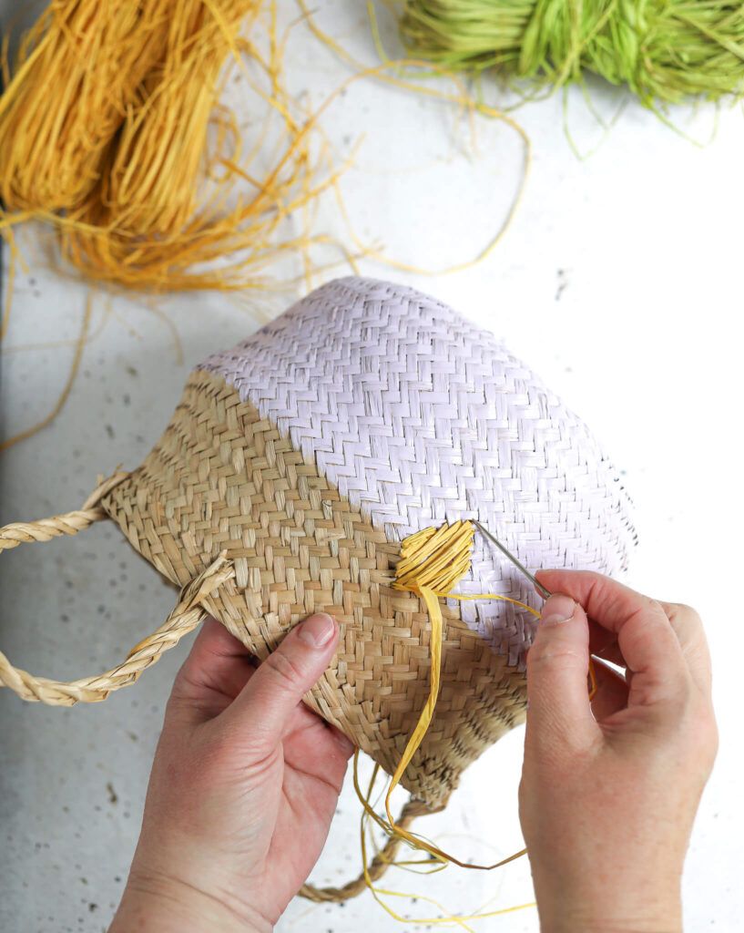 Zitronen aus Naturbast auf Seegraskorb sticken