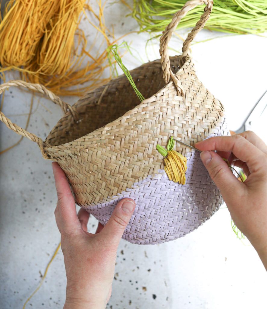 Seegraskorb mit Zitronenstickerei