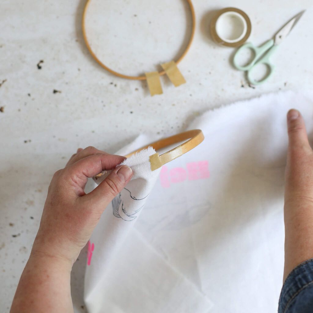 Stoff am Stickrahmen befestigen für Stoff Lampions