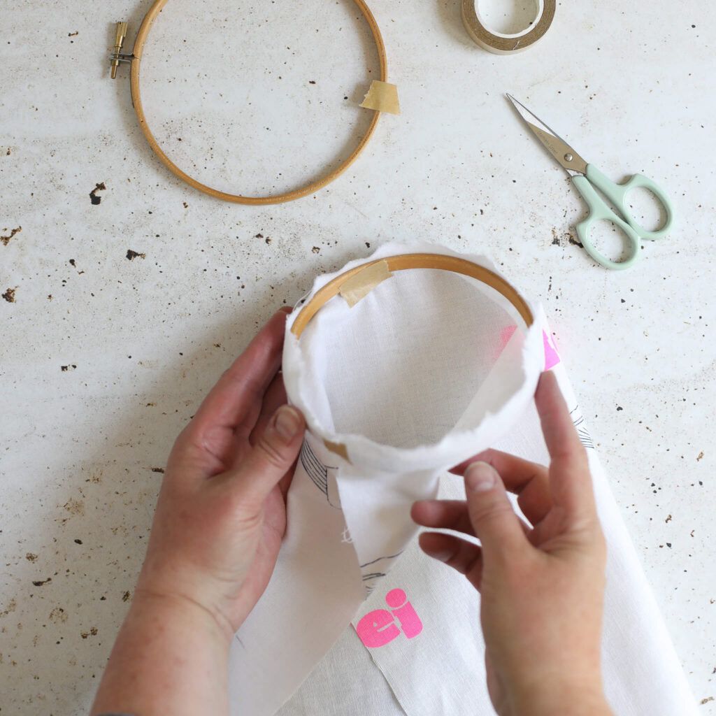 Stoff am Stickrahmen befestigen für Stoff Lampions