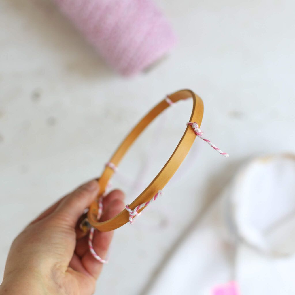 Bänder für Stoff Lampions an den Stickrahmen knoten