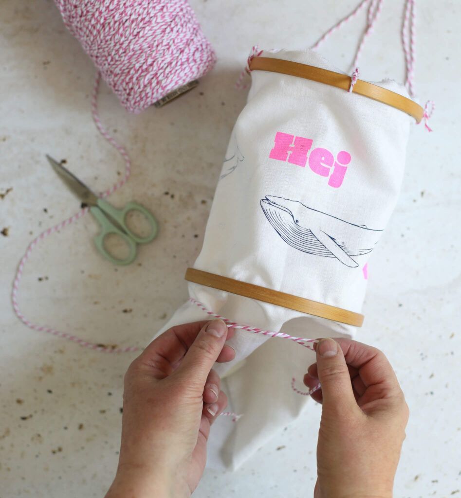 Stoff zusammenbinden für Stoff Lampions ohne Nähen