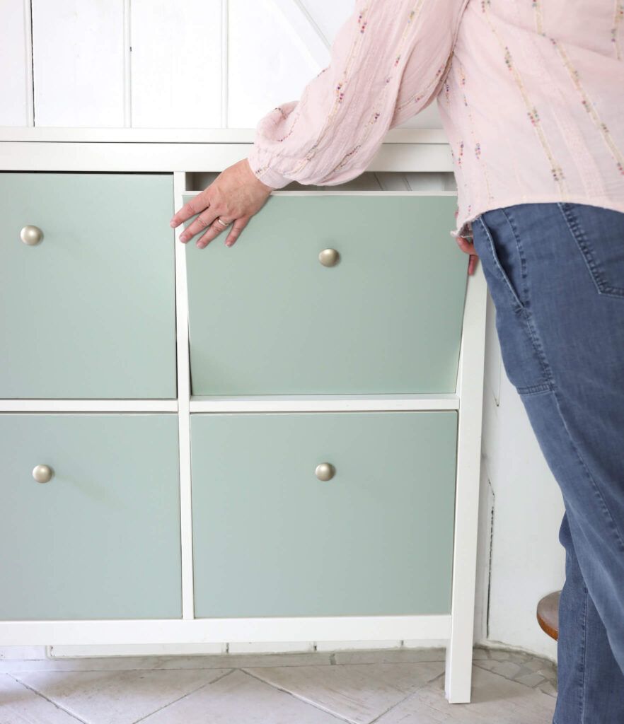 Türfronten vom Schuhrank wieder einhängen.