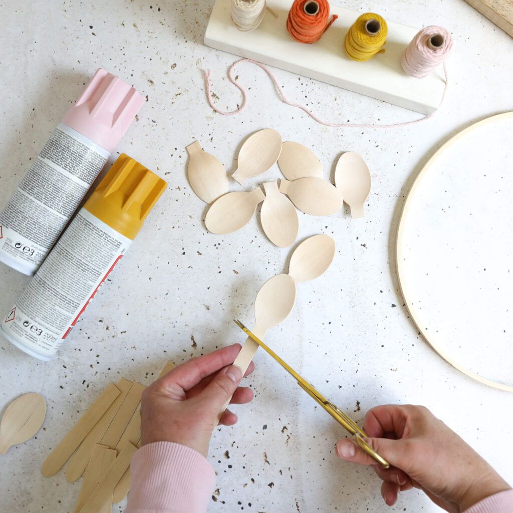 DIY Holzlöffel Kranz - Stiele abschneiden