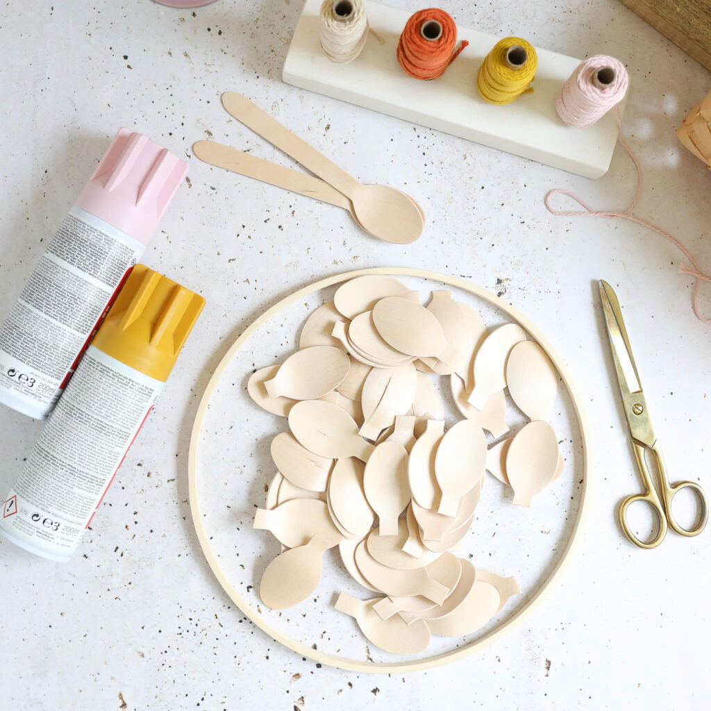 Stiele der Holzlöffel abschneiden